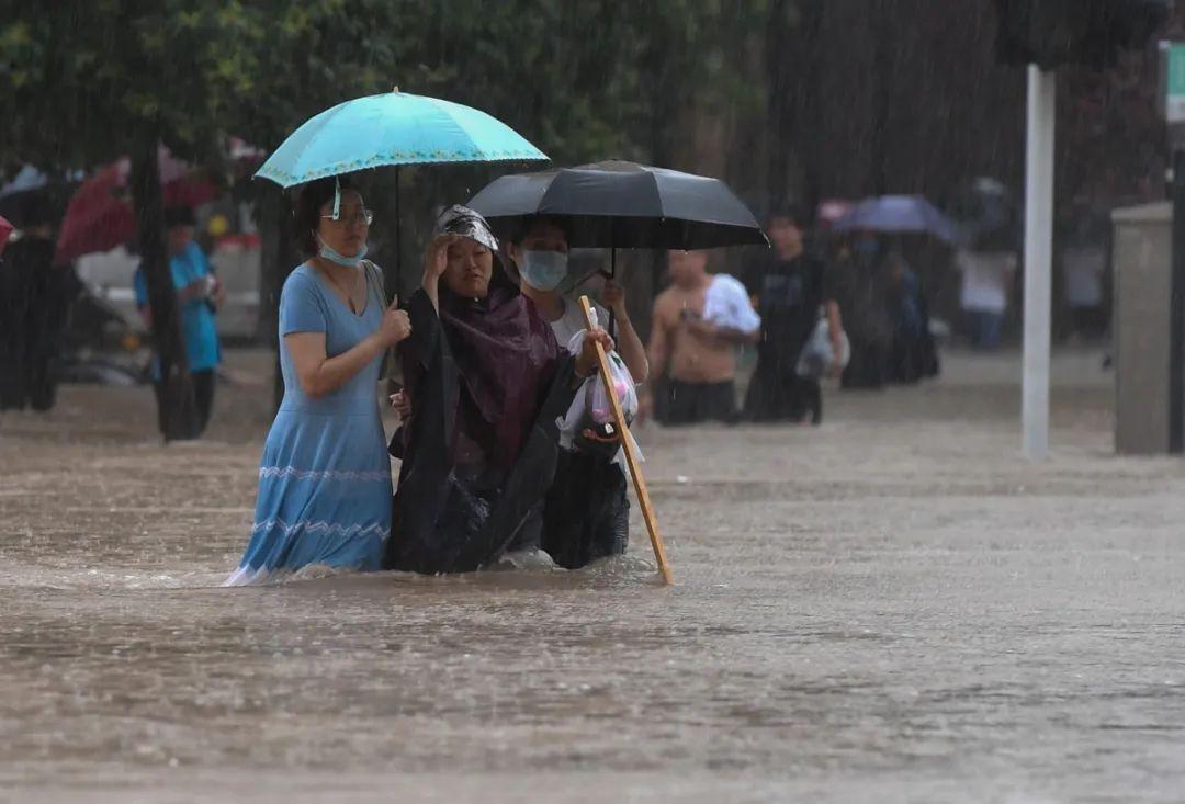 河南暴雨众志成城抗灾时刻